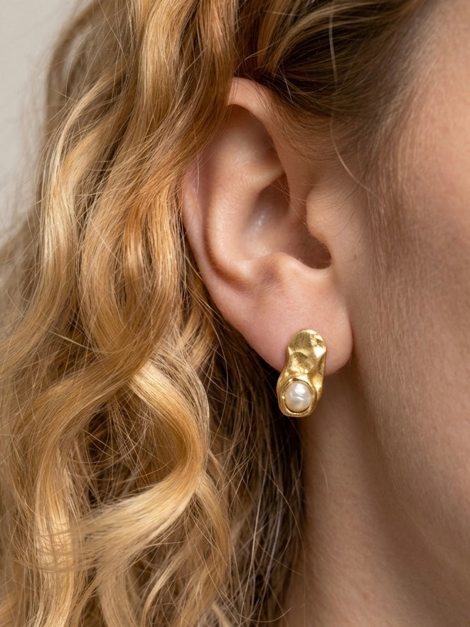 Perla Stud Earrings