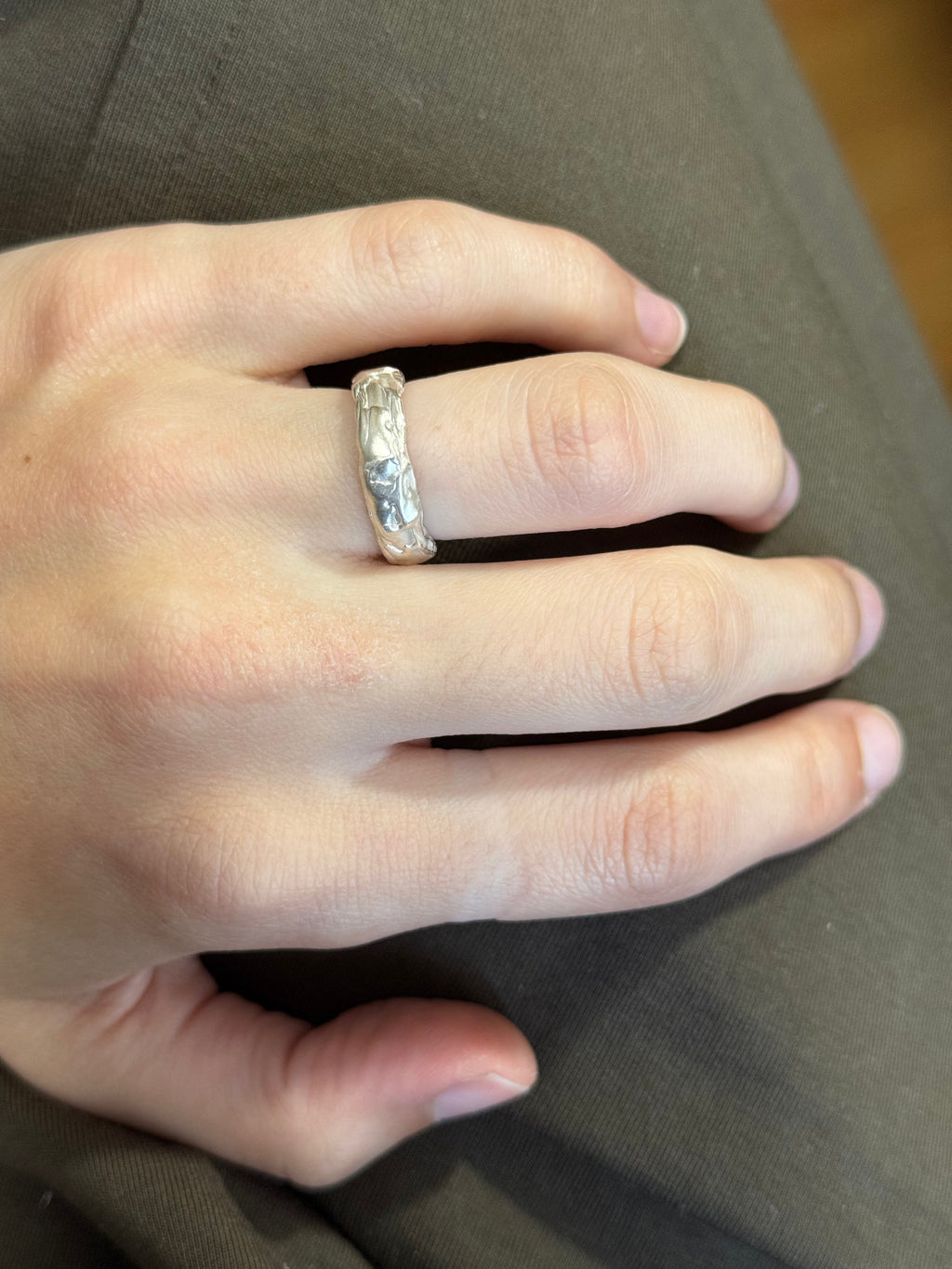 Band Ring in silver on hand
