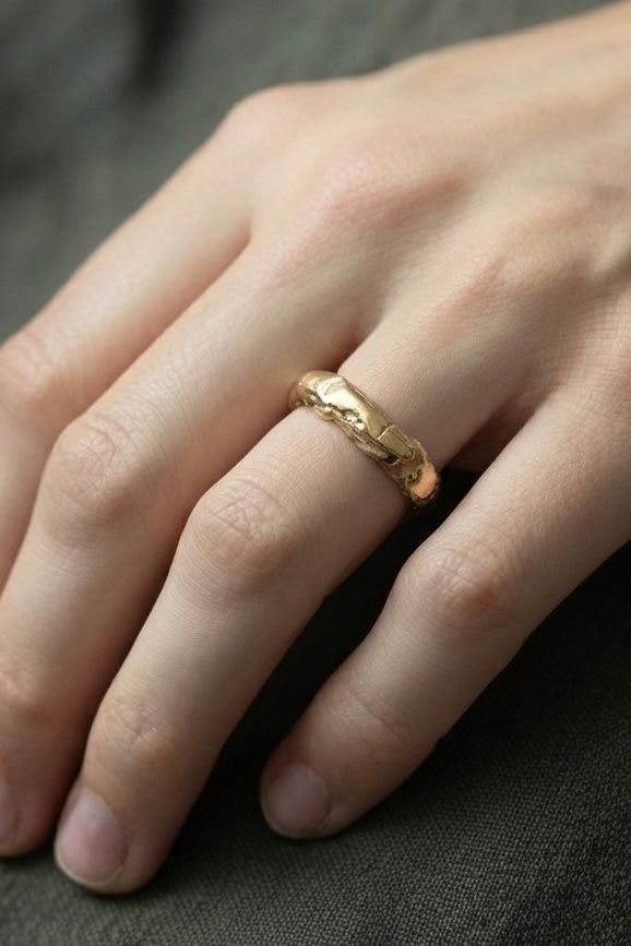 Band Ring in gold on hand