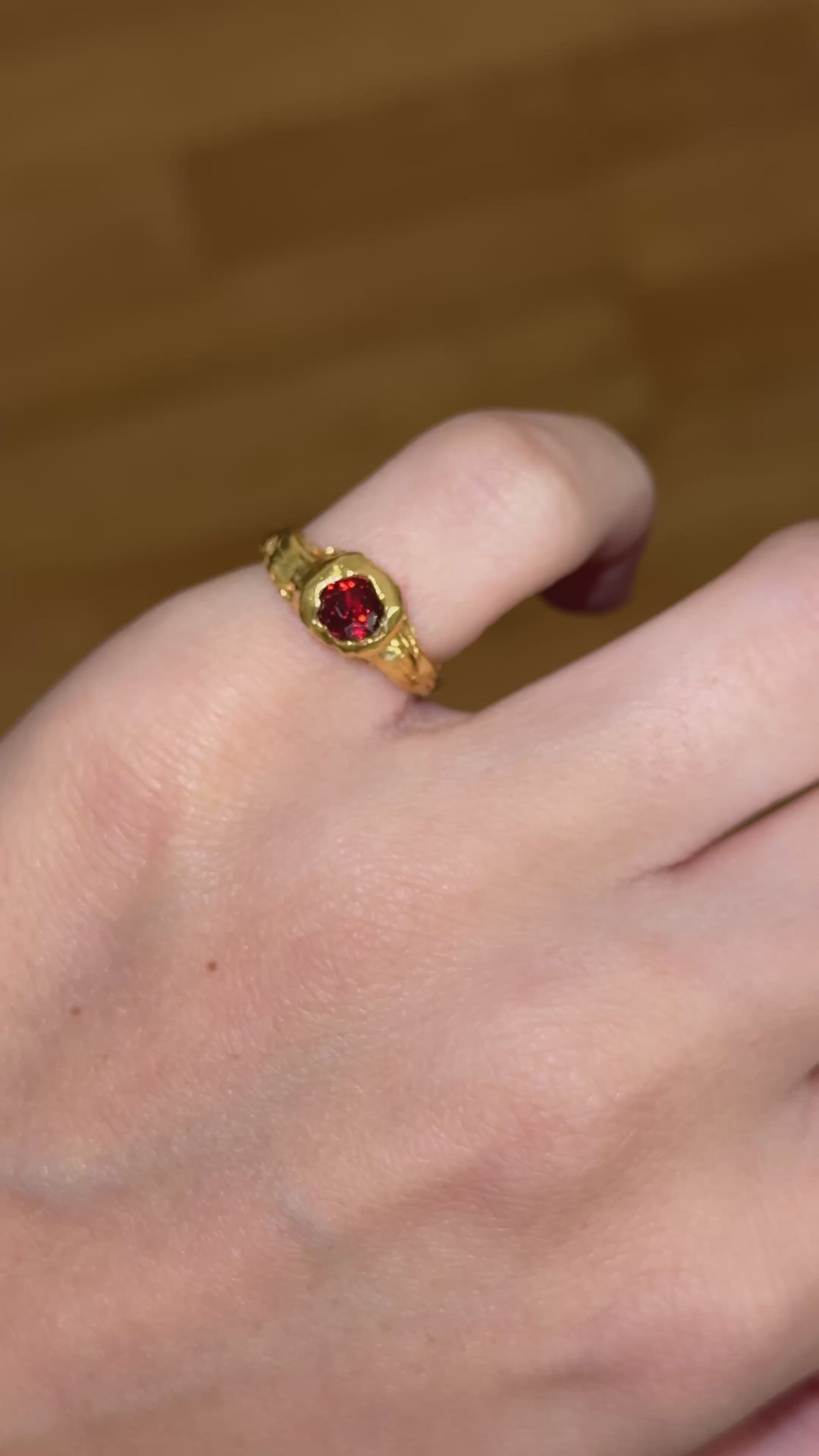 Granate Pinky Ring