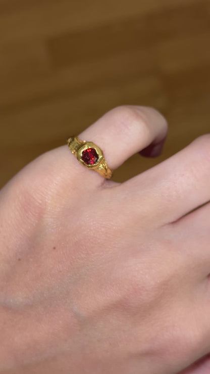Granate Pinky Ring